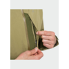 Mains ouvrant une fermeture éclair sur une veste vert olive ; fermeture intérieure et partie de la manche visibles ; fond clair