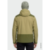 Personne de dos portant une veste à capuche bicolore verte et un bonnet rayé, pantalon noir, mains le long du corps, fond clair