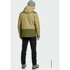 Personne de dos portant une veste à capuche bicolore verte, un pantalon noir, un bonnet gris et des chaussures vertes