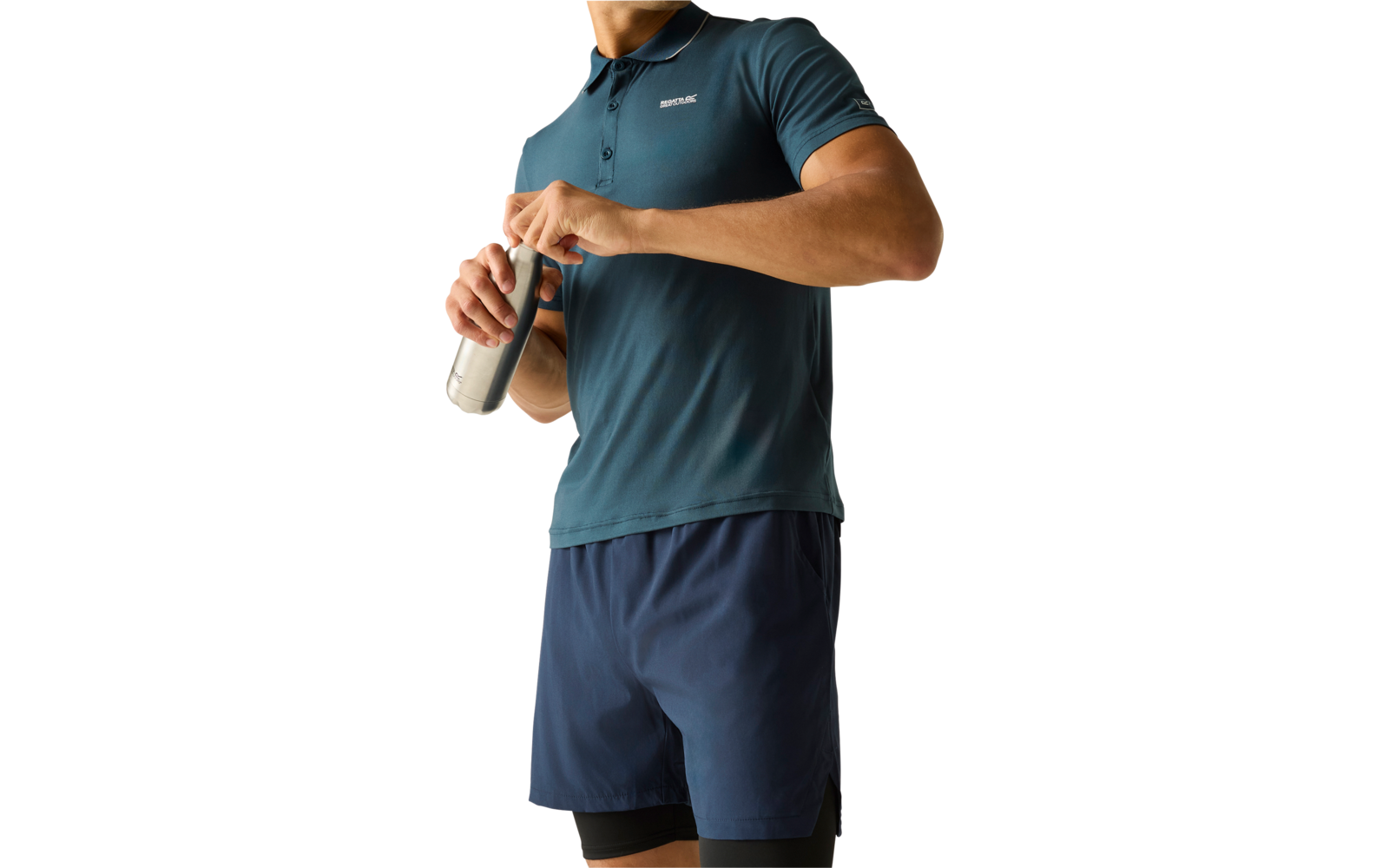 Mann in blaugrünem Poloshirt und dunklen Sportshorts hält eine Trinkflasche, schaut nach links