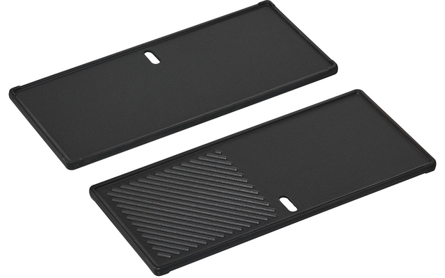 Deux plaques rectangulaires noires avec bords relevés ; une plaque présente des rainures diagonales sur la moitié ; les deux plaques ont une ouverture ovale allongée près d'un côté court