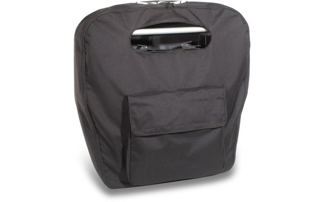 Schwarzes rechteckiges Textilobjekt mit abgerundeten Ecken, ovaler Grifföffnung oben, durch die eine weiße Stange sichtbar ist, aufgesetzte Fronttasche mit Klappe, Reißverschluss oben