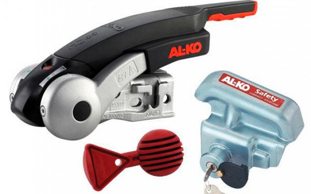 Zwart en zilverkleurig metalen handvat met rood AL-KO-logo, daarnaast een zilverkleurig metalen slot met sleutel en een rood kunststof label