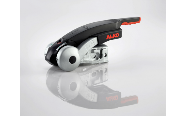 Metalen apparaat met ronde zilveren wiel, zwart kunststof handvat met rode rand en rode tekst "AL-KO" op een lichte achtergrond, reflectie eronder