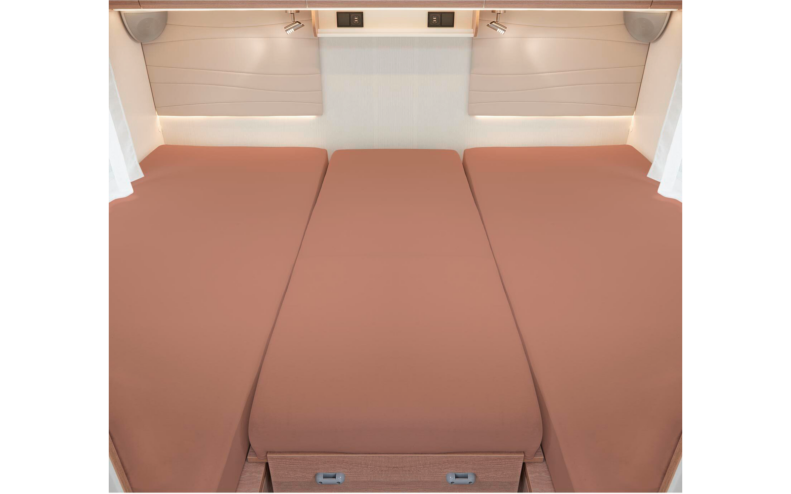 Trois matelas roses côte à côte dans un espace intérieur avec des murs blancs et des stores