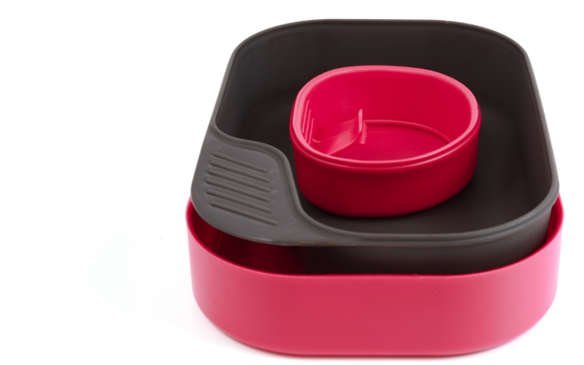 Drie in elkaar gestapelde kommen in roze en zwart op een witte achtergrond