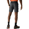 Person von hinten, dunkelgraue Shorts mit schwarzem Bund, orange Oberteil, schwarze Sportsocken, schwarze Sportschuhe mit orangefarbenen Details, heller Hintergrund