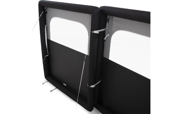 Zwei aufrechte schwarz-graue aufblasbare Rahmen mit rechteckigen durchsichtigen Fenstern, weißen Spannleinen, Metallhaken und Bodenheringen vor weißem Hintergrund