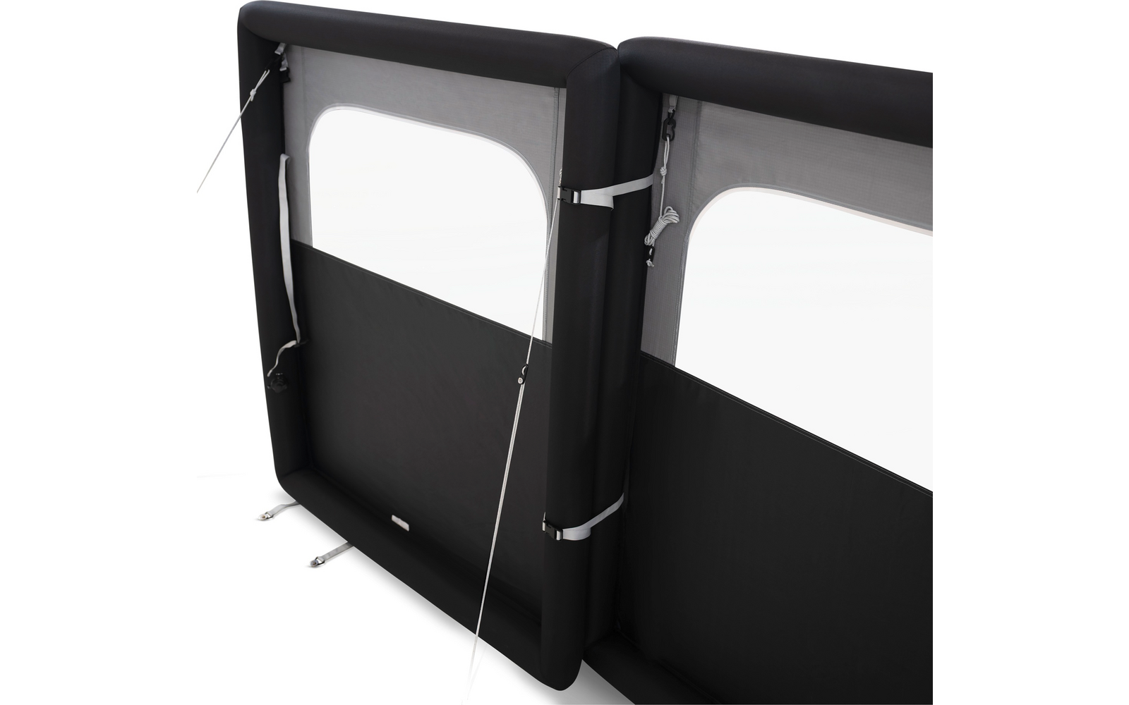 Zwei aufrechte schwarz-graue aufblasbare Rahmen mit rechteckigen durchsichtigen Fenstern, weißen Spannleinen, Metallhaken und Bodenheringen vor weißem Hintergrund