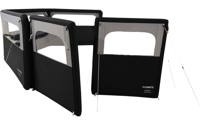 Drei nebeneinander stehende schwarze Stoffpaneele mit rechteckigen transparenten Fenstern, Metallstangen, Spannseilen und sichtbarem Schriftzug "Dometic"