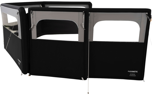 Große schwarze und graue Stoffkonstruktion mit mehreren rechteckigen Fenstern, zwei offenen Durchgängen, Metallstangen und gespannten Abspannleinen