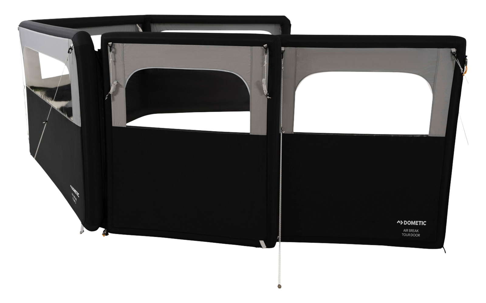 Große schwarze und graue Stoffkonstruktion mit mehreren rechteckigen Fenstern, zwei offenen Durchgängen, Metallstangen und gespannten Abspannleinen