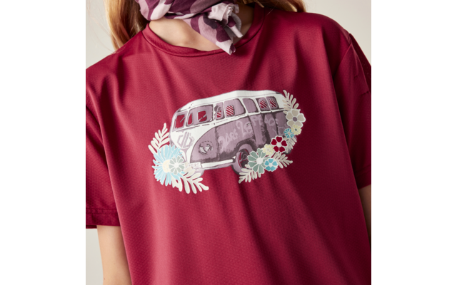 Bordeauxrotes T‑Shirt mit Aufdruck eines Kleinbusses und Blumen, gemustertes Halstuch am Hals