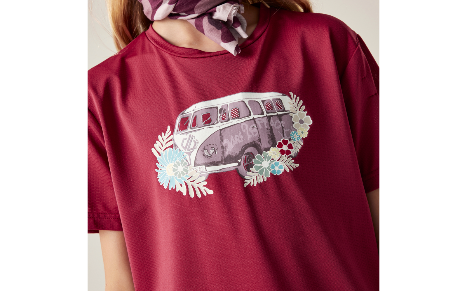 Bordeauxrotes T‑Shirt mit Aufdruck eines Kleinbusses und Blumen, gemustertes Halstuch am Hals