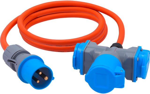 Oranges Kabel mit blauem dreipoligem Stecker links und graublauem Y-Verteiler mit zwei Steckdosen rechts