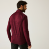 Rückansicht eines Mannes mit kurzem braunem Haar, der eine rote Strickjacke trägt
