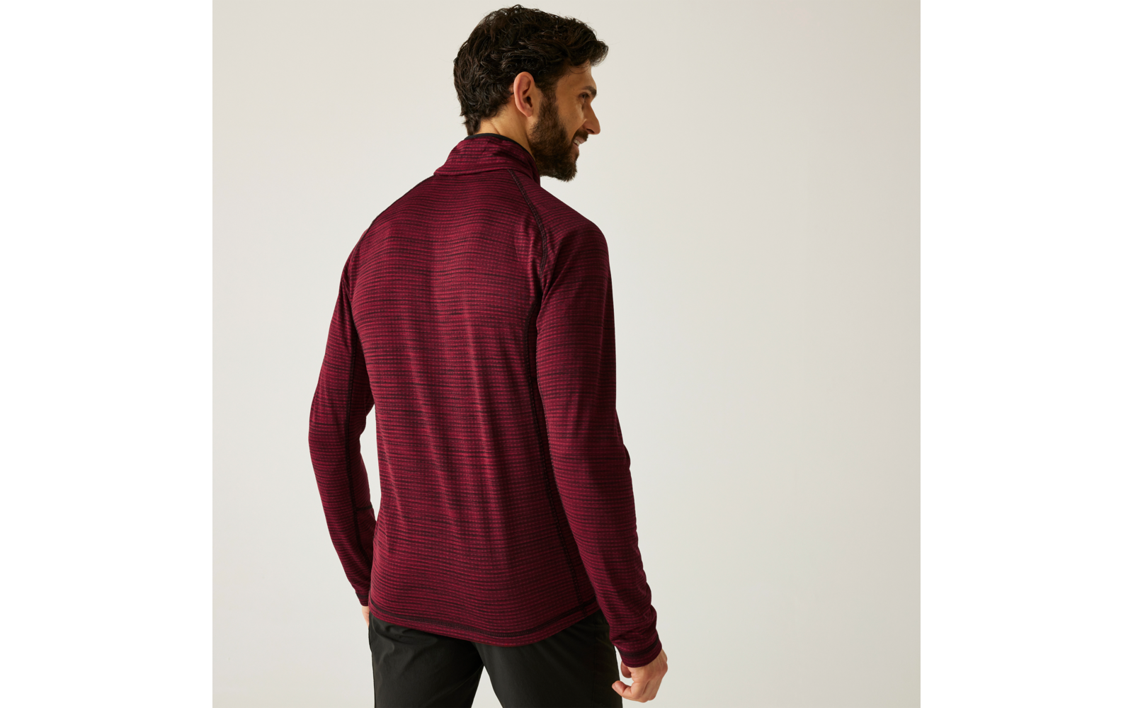 Rückansicht eines Mannes mit kurzem braunem Haar, der eine rote Strickjacke trägt