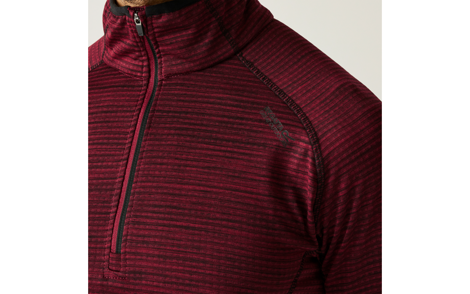 Roter Pullover mit Reißverschluss am Kragen