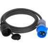 Schwarzes, aufgewickeltes Kabel mit blauem dreipoligem Steckstecker rechts und schwarzer Kupplung links; schwarze Schutzkappe neben der Kupplung