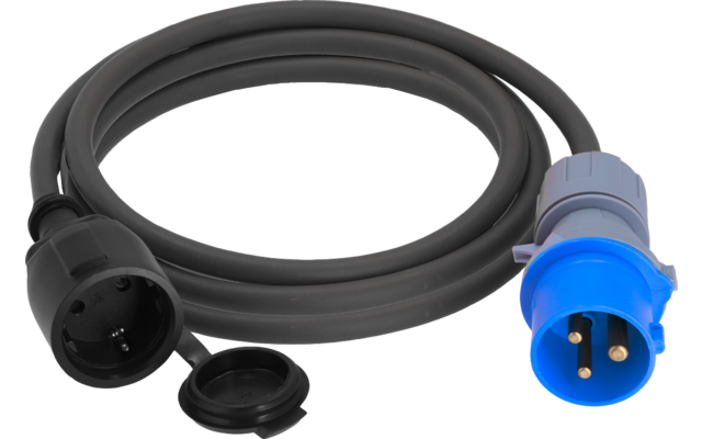 Schwarzes, aufgewickeltes Kabel mit blauem dreipoligem Steckstecker rechts und schwarzer Kupplung links; schwarze Schutzkappe neben der Kupplung