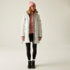 Eine Frau trägt eine weiße Winterjacke, ein rosa Kapuzenpullover, schwarze Leggings und schwarze Stiefel
