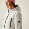Frau mit rosa Mütze und weißer Jacke