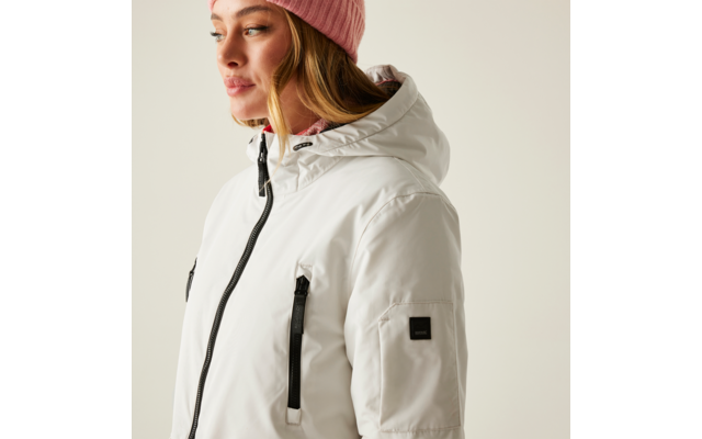 Frau mit rosa Mütze und weißer Jacke