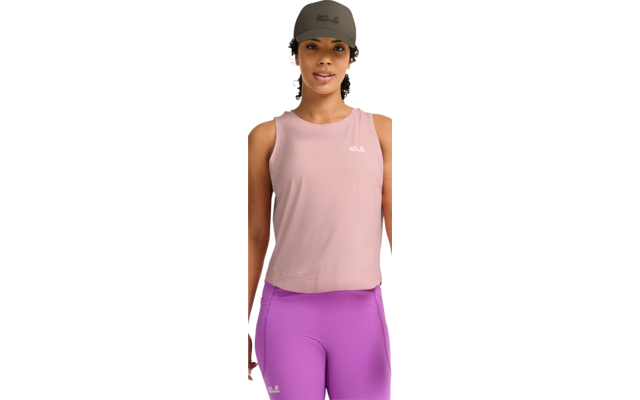 Person in ärmellosem hellrosa Top und lila Leggings, olivgrünes Baseballcap, frontal stehend, auf transparentem Hintergrund