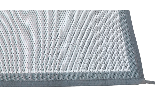 Nahaufnahme einer grauen rutschfesten Matte auf hellem Boden
