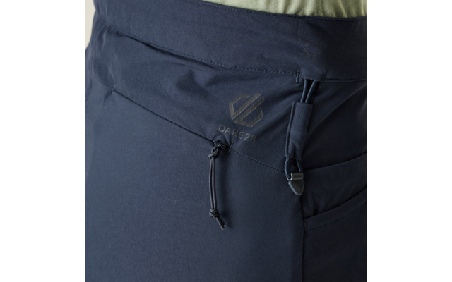 Nahaufnahme eines dunkelblauen Hosenbunds mit Kordelzug, Kordelstopper, seitlicher Tasche und sichtbarem Markenlogo