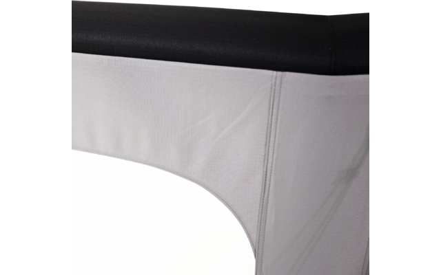 Schwarze obere Kante, grauer Stoffbezug mit Naht und Falte