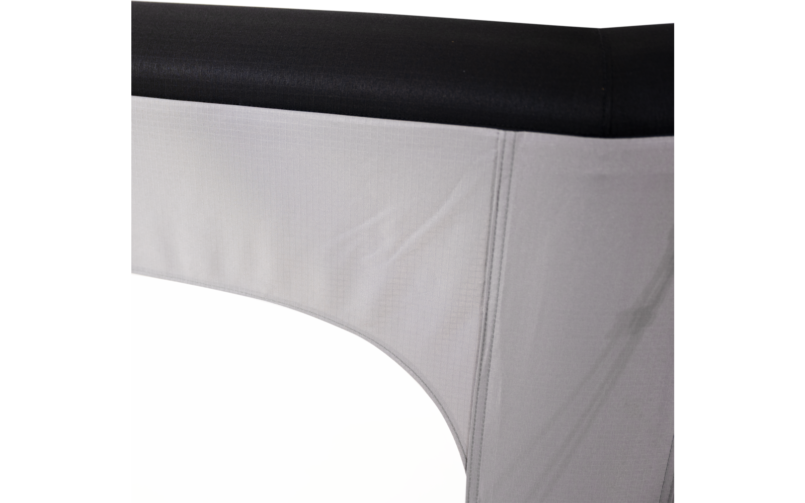 Schwarze obere Kante, grauer Stoffbezug mit Naht und Falte