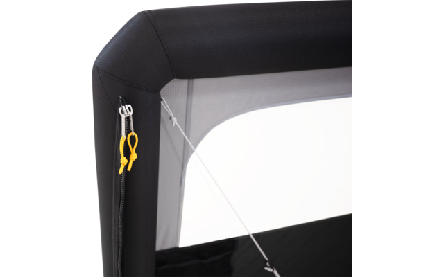 Schwarzer Stoffrahmen mit Netz, Reißverschluss links mit zwei gelben Kordelzügen, dünne weiße gespannte Schnur, heller Hintergrund