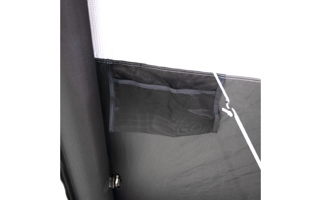 Dunkler Stoff mit eingenähtem rechteckigem Netzfach, weiße Schnur verläuft diagonal, links ein schwarzer Rohrpfosten mit Metallbefestigung