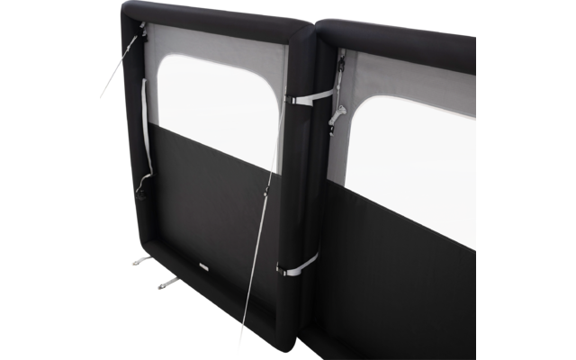 Zwei nebeneinander stehende schwarze aufblasbare Paneele mit rechteckigen transparenten Fenstern, Spannseilen und Befestigungsbändern