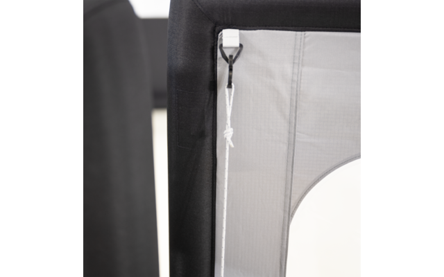 Nahaufnahme eines schwarzen Rahmens mit grauem Stoffeinsatz, an dem eine weiße Schnur mit Knoten an einem weißen Kunststoffhaken befestigt ist