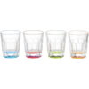Cuatro vasos transparentes vacíos con bases de colores (azul, rojo, verde, naranja) alineados sobre una superficie blanca con reflejos