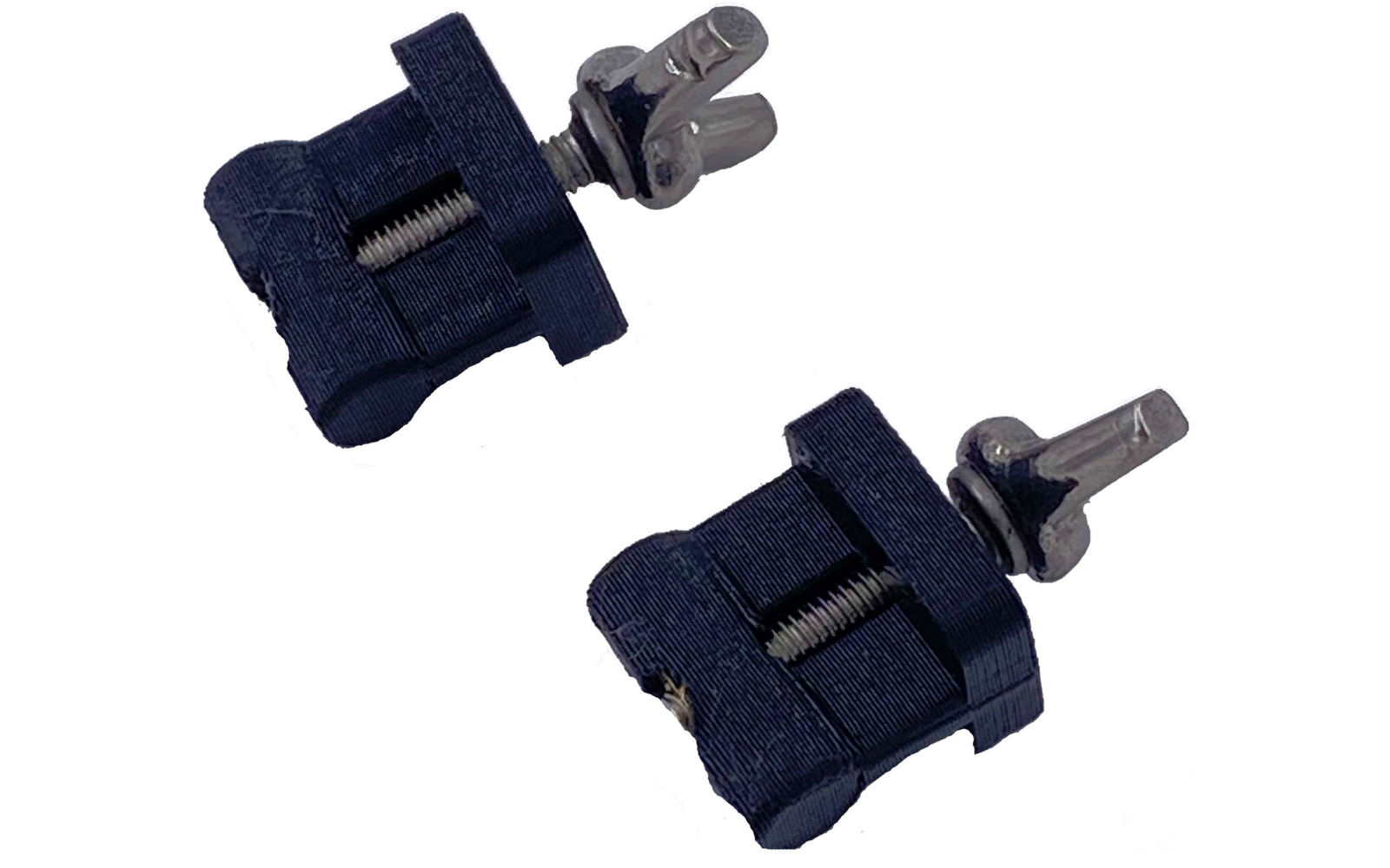 Twee kleine donkerblauwe klemmen met metalen schroefdraad en vleugelmoeren op een witte achtergrond