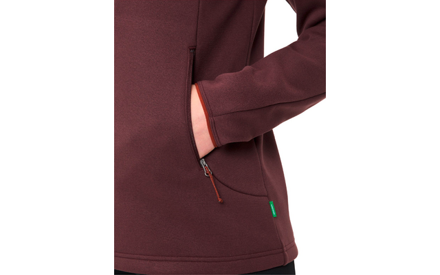 Nahaufnahme einer Hand in der Tasche eines dunkelroten Sweatshirts mit Reißverschluss am Ärmel