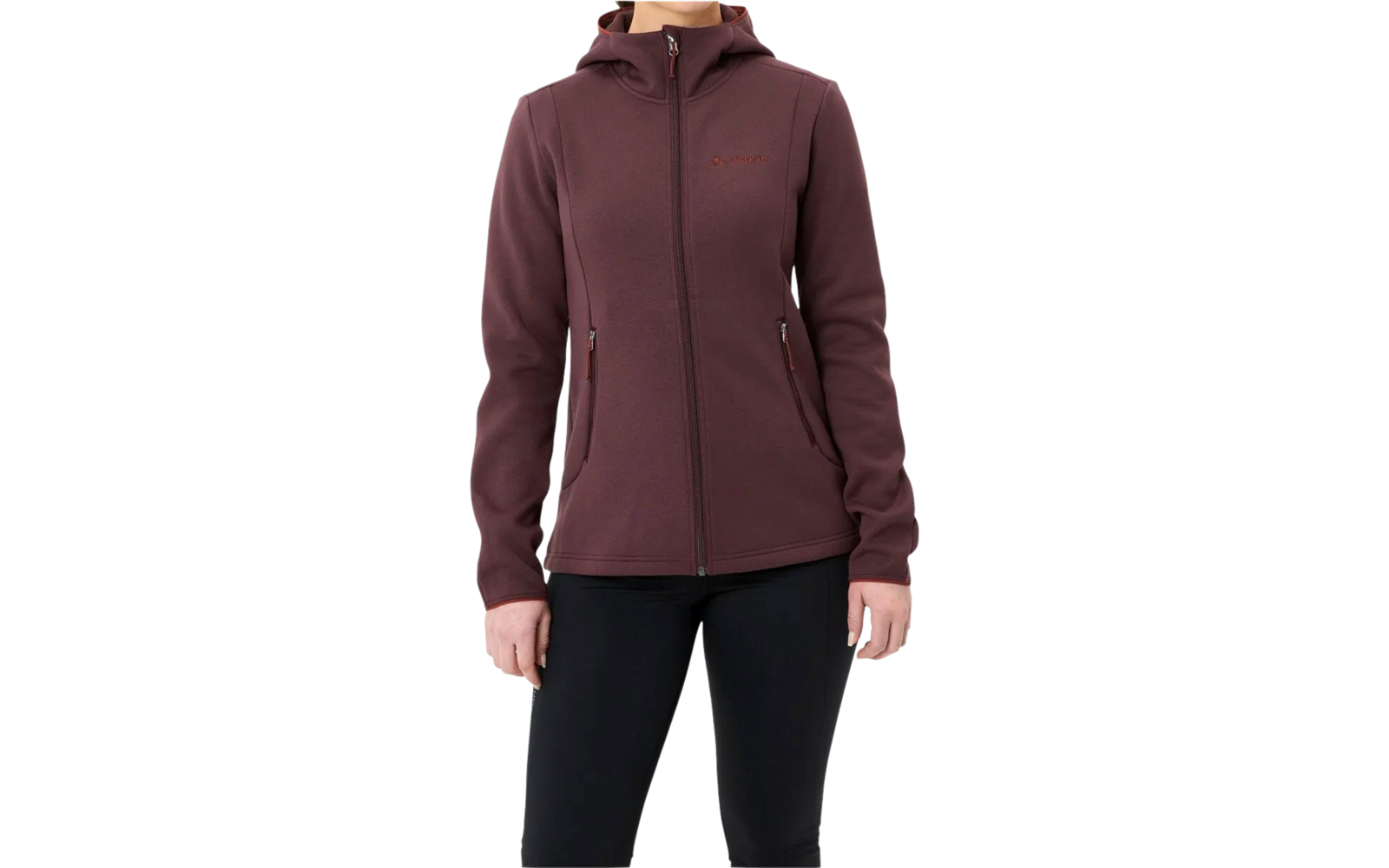 Frau trägt bordeauxrote Kapuzenjacke und schwarze Hose