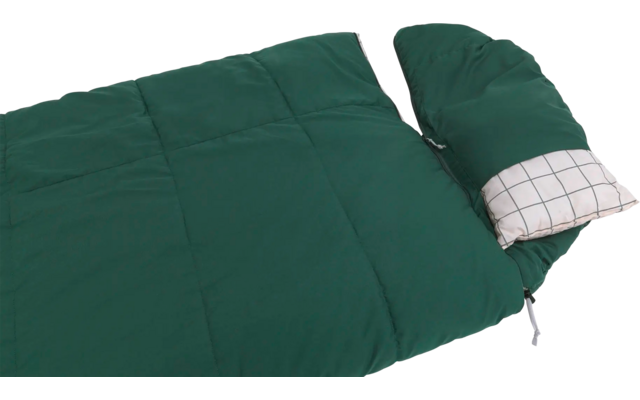 Grüner Schlafsack mit Kopfkissen und weißem Kissenbezug mit Karomuster