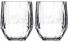 Deux verres en cristal vides avec motif facetté côte à côte