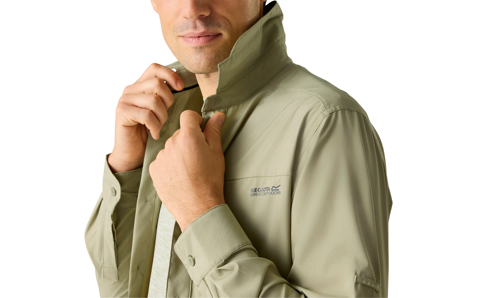 Mann in olivgrüner Jacke, hält den hohen Kragen mit beiden Händen und schaut nach unten rechts