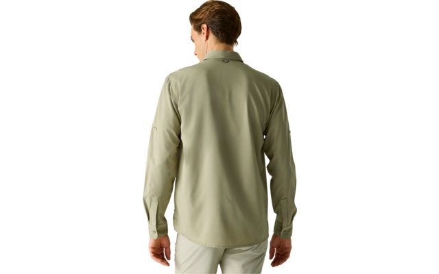 Person von hinten, trägt hellgrünes Langarmhemd und helle Hose vor einfarbigem hellem Hintergrund