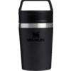Schwarz-matter Becher mit Deckel mit rechteckigem Griff, silberner Edelstahlring und schwarzes Logo 'STANLEY' auf der Vorderseite