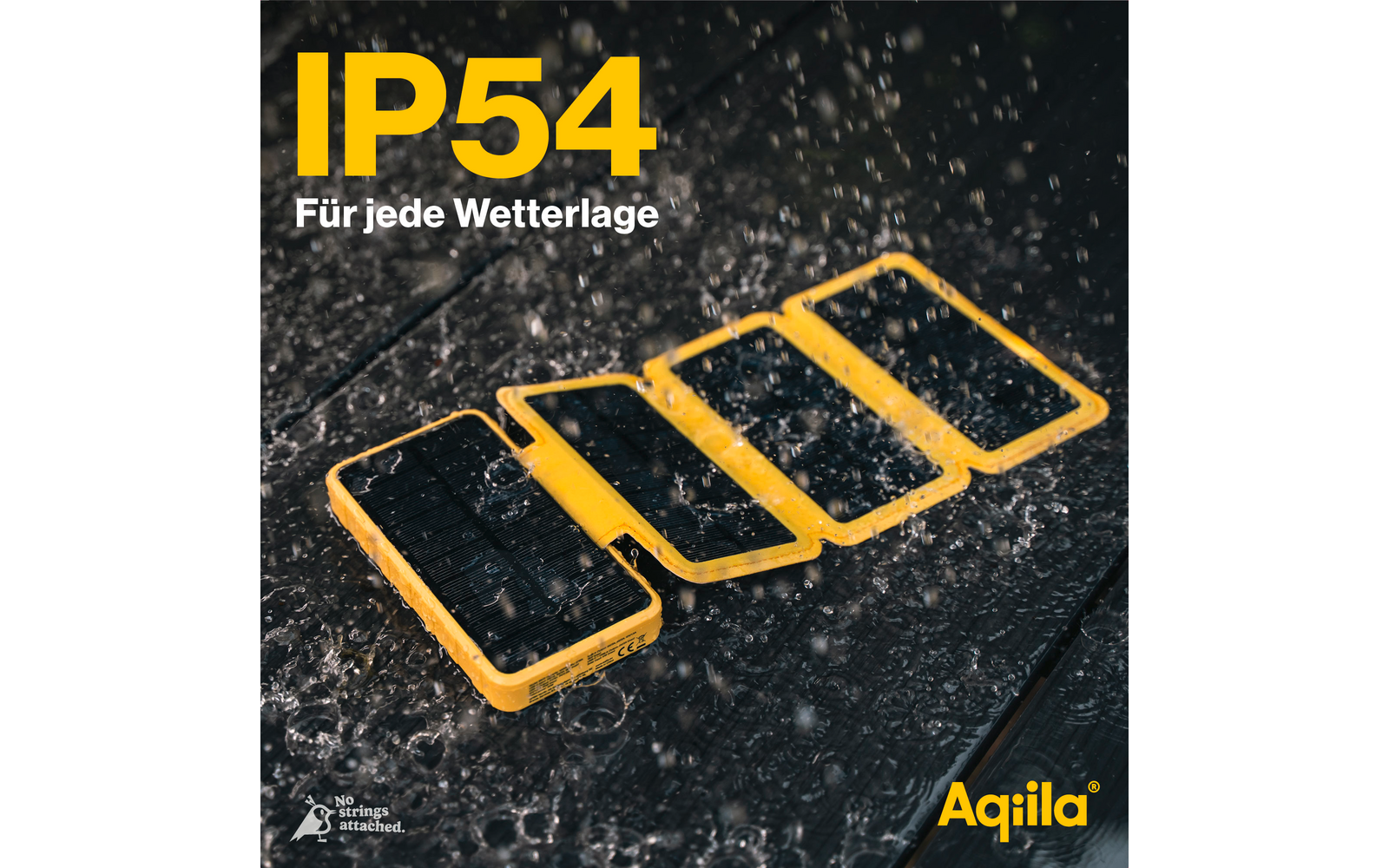 Vier gele powerbanks met waterdruppels op het oppervlak, tekst ‚IP54 Voor alle weersomstandigheden‘