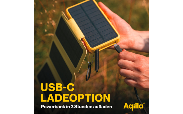 Hand houdt draagbare zonne-USB-C-lader met gele rand