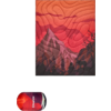 Rote Berglandschaft mit sichtbaren Konturen und einer Silhouette von Bäumen im Vordergrund
