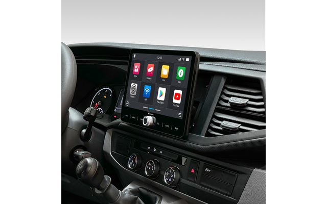 Auto-Innenraum mit Teil des Lenkrads links, zentralem Touchscreen mit App-Symbolen, Schalthebel, Klimaregler und Lüftungsdüsen