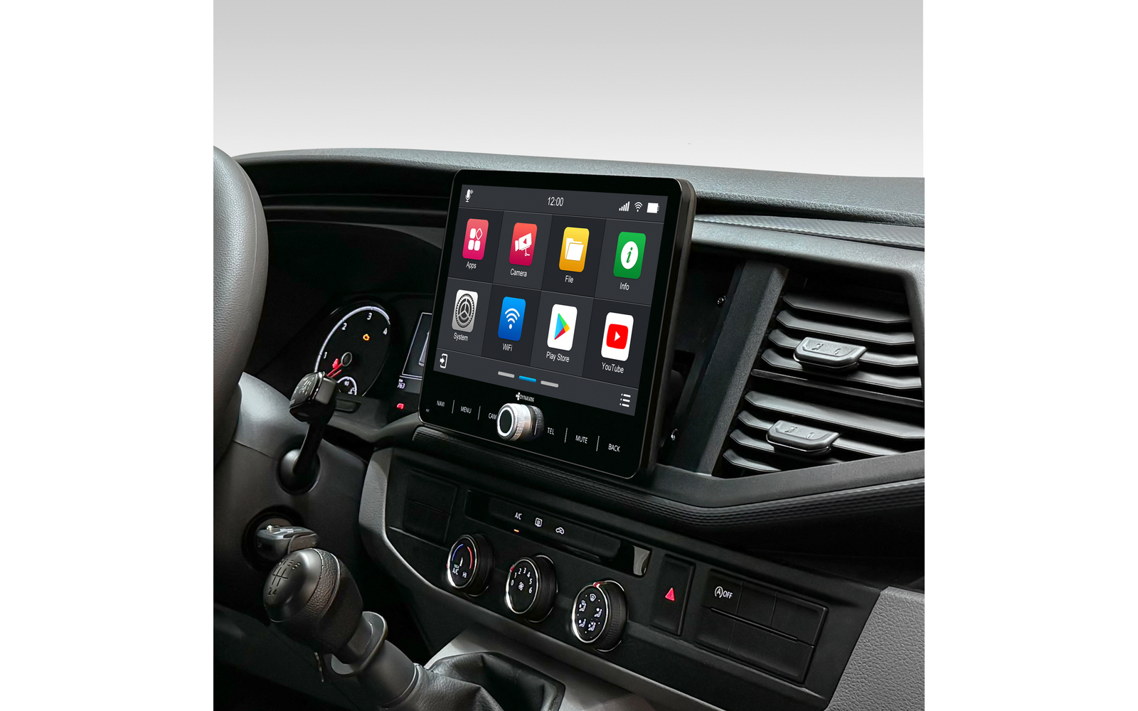 Auto-Innenraum mit Teil des Lenkrads links, zentralem Touchscreen mit App-Symbolen, Schalthebel, Klimaregler und Lüftungsdüsen